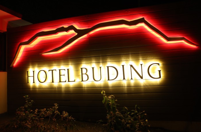 Comilog transforme l'hôtel Buding en oasis de confort et d'emploi local à Moanda